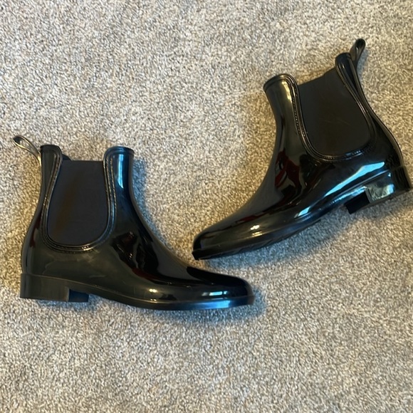 Pre-owned, nice condition rain boots. Inc size 8. Slight wear on the sole. - Picture 2 of 3
